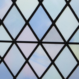 Nuances subtiles d'opaline pour animer ce vitrail losangé.