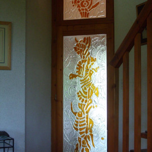 Bas-relief de verre pour cette entrée de salon