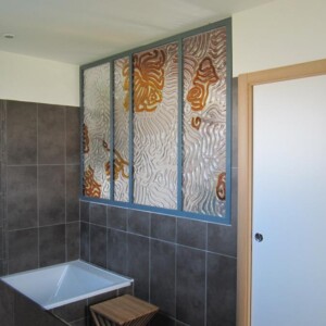 Grande parois en bas-relief de verre. Pyrénées Orientales