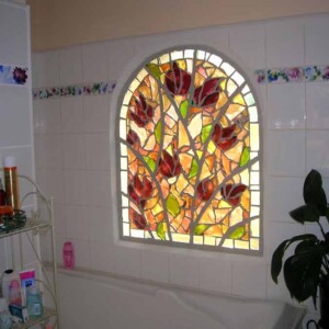 Un mur de lumière dans la salle d'eau