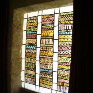 Vitrail aux motifs africains pour une collection particulière
