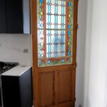 porte ancienne dans
une maison contemporaine