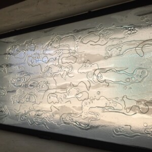 Paroi-verrière en verres
gravés, peints et sablés