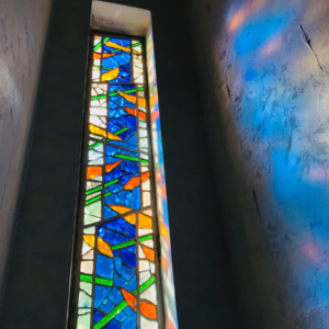 Création d'un vitrail
en dalle de verre
pour une montée d'escalier vitrail en dalle de verre