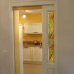 porte à galandage
en vitrail