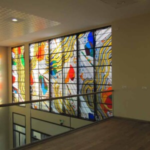 Grande verrière 
salle d'accueil
