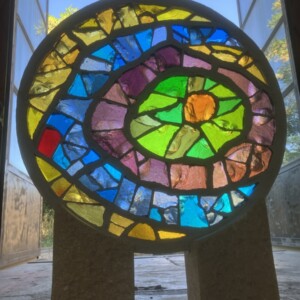 sculpture en dalle de verre pour un jardin
